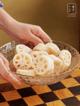 蓮藕洗凈削皮，切大塊，用鹽、糖腌制30分鐘。