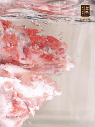 豬骨冷水下鍋，加蔥姜、料酒焯水4分鐘。