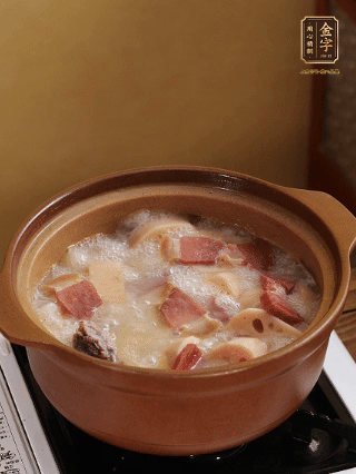 豬油潤(rùn)鍋，豬骨、姜片煸出油脂香，再依次下開水、蓮藕、火腿，大火燒開