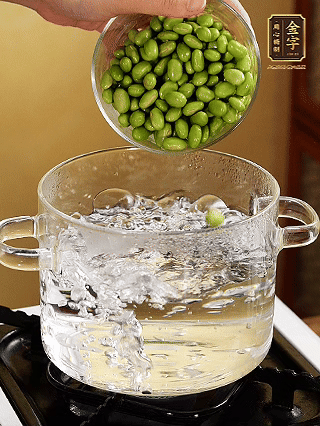 嫩毛豆汆燙1分鐘。