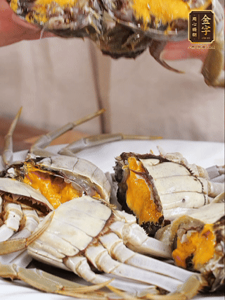 大閘蟹處理干凈，一切兩半。
