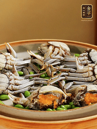 盤底鋪毛豆，依次放大閘蟹、咸肉， 淋一圈料酒、豉油。