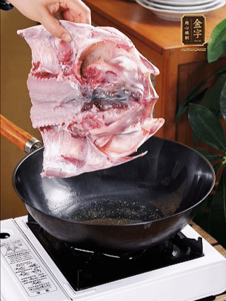 鍋里油燒熱（一半豬油、一半玉米油），放入魚頭，把魚頭煎至少兩面金黃