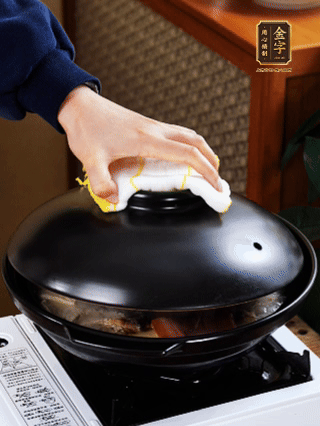 大火燒開，大火煮10~15分鐘。放入切好的豆腐，再煮5分鐘