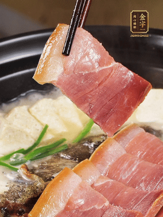 加入一丟丟鹽，撒點(diǎn)胡椒粉，蔥段點(diǎn)綴